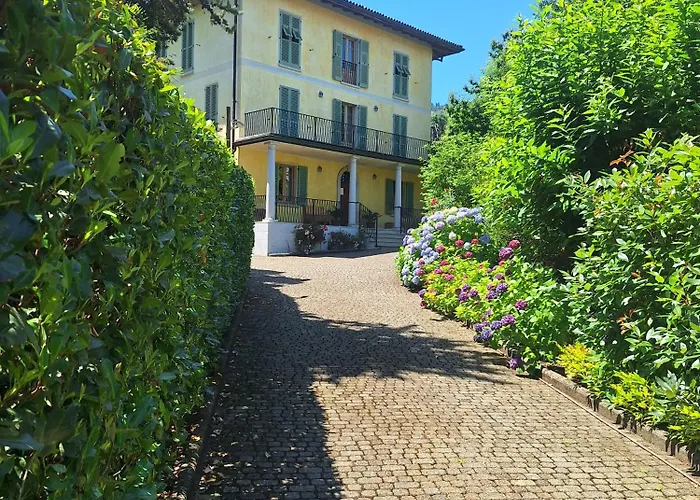 Casa degli ospiti: The Camelia, Our Room With Lake View, Private Bathroom And Dedicated Parking At The Villa Isabella Stresa
